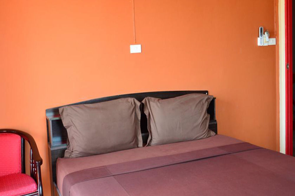 La Paillote Guest House Rayong Esterno foto